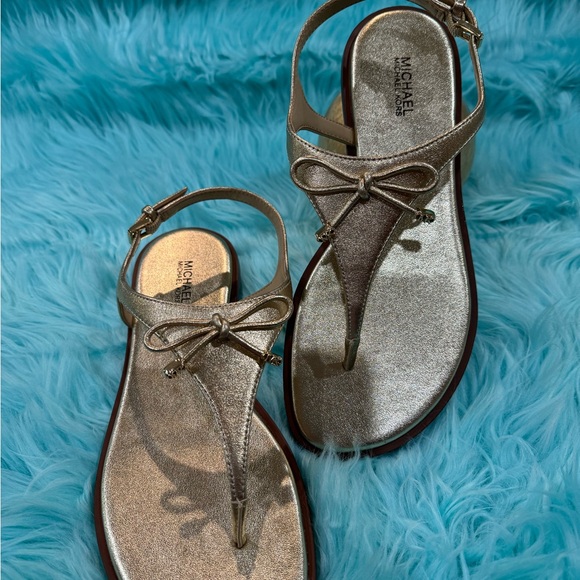 MICHAEL Michael Kors Nori Metallic Leather T-Strap Sandals. Gold. New - Picture 2 of 9